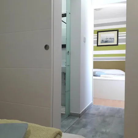 Hollywood לינה וארוחת בוקר 3*