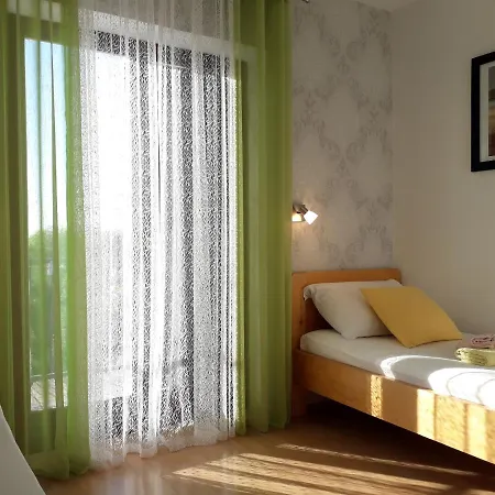 Hollywood Bed & Breakfast 3*