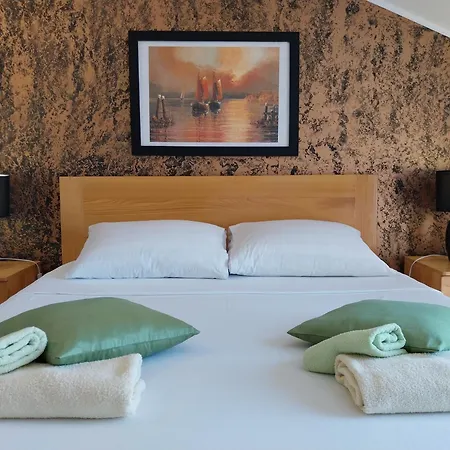 Hollywood Bed and Breakfast 3*