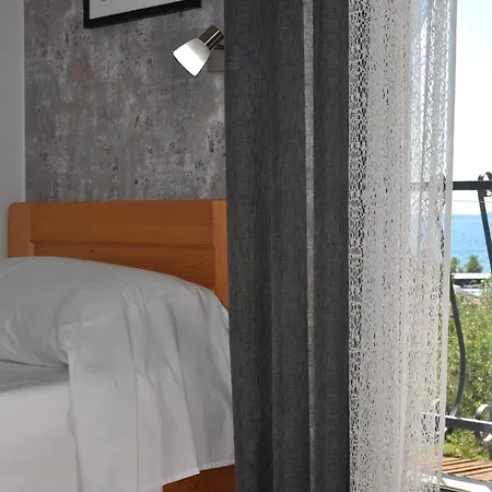 Hollywood לינה וארוחת בוקר 3*