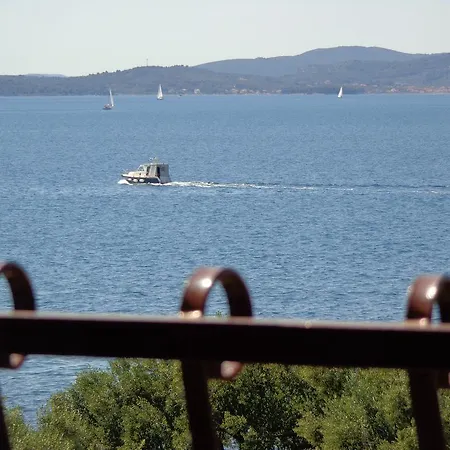 Hollywood לינה וארוחת בוקר 3*