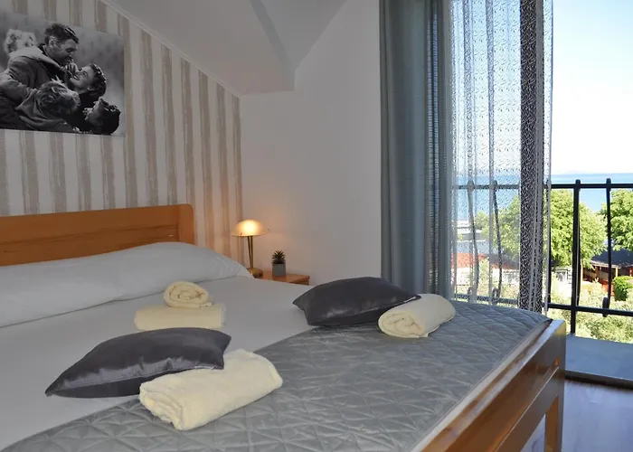 Hollywood Oda ve Kahvaltı 3*