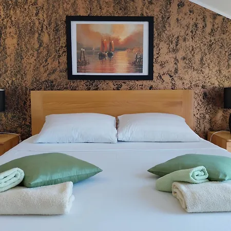 Hollywood Bed & Breakfast 3*