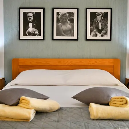 Hollywood Bed & Breakfast 3*