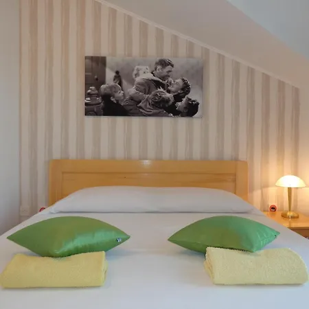 Hollywood Bed & Breakfast