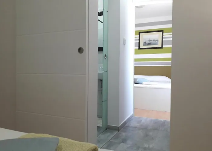 Hollywood Bed & Breakfast 3*