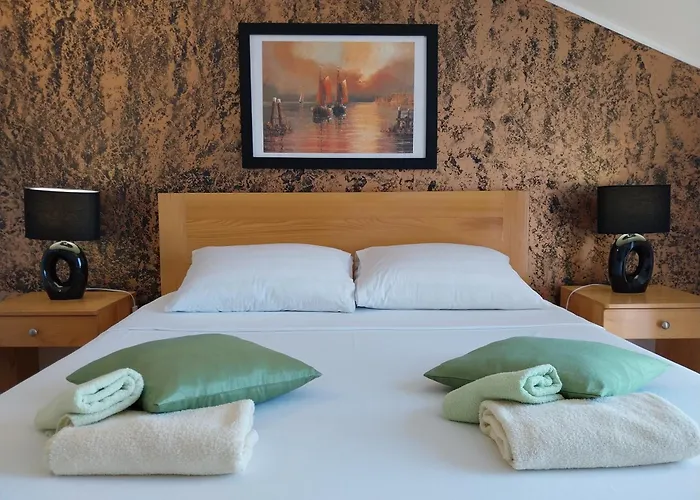 Hollywood Bed & Breakfast 3*