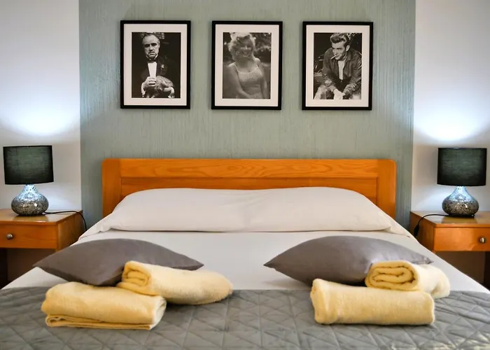 Hollywood Bed & Breakfast 3*