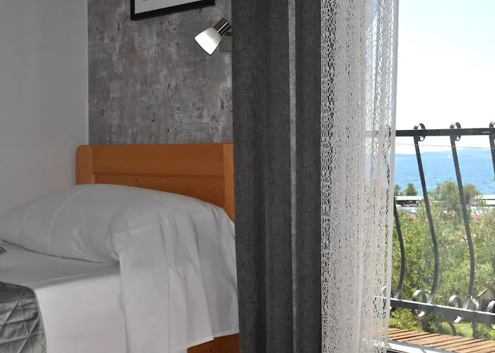 Hollywood Bed & Breakfast 3*