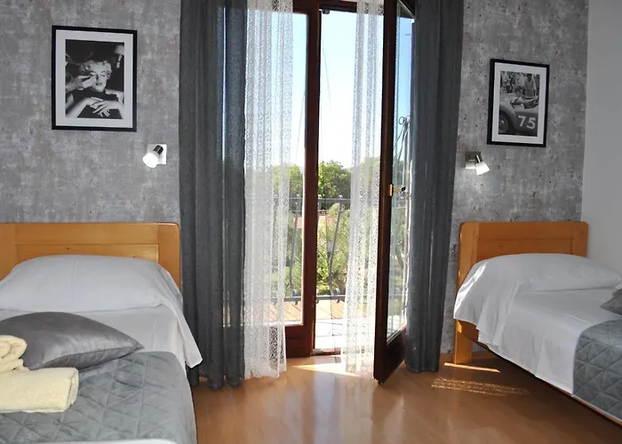 Bed & Breakfast Hollywood 3*