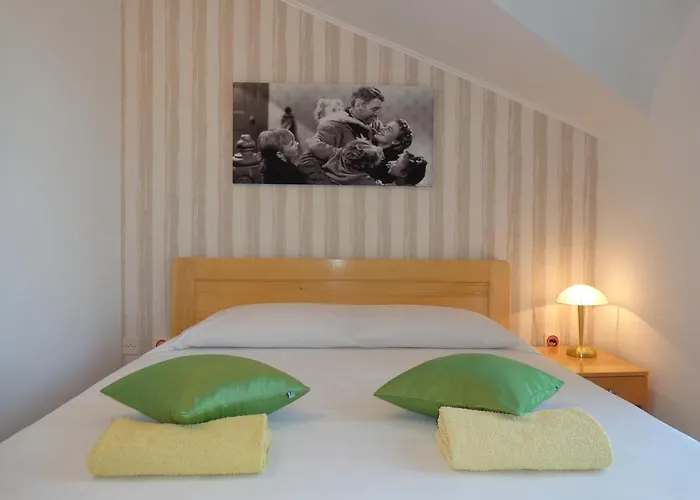 Hollywood Bed & Breakfast